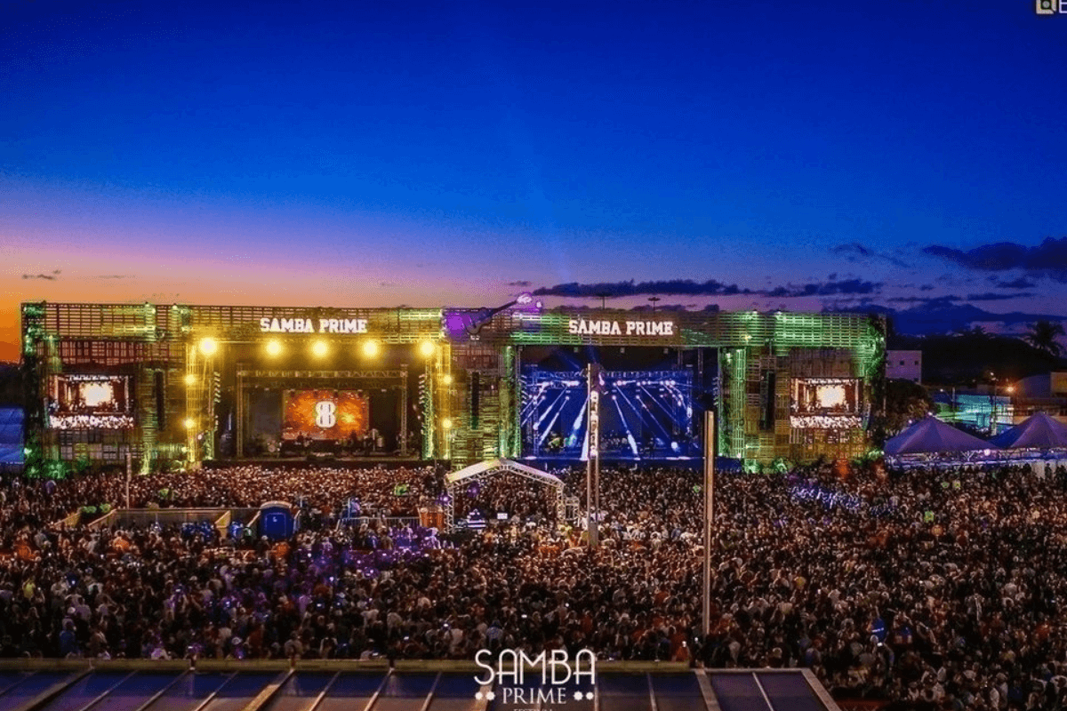 Imagem do palco e público em show