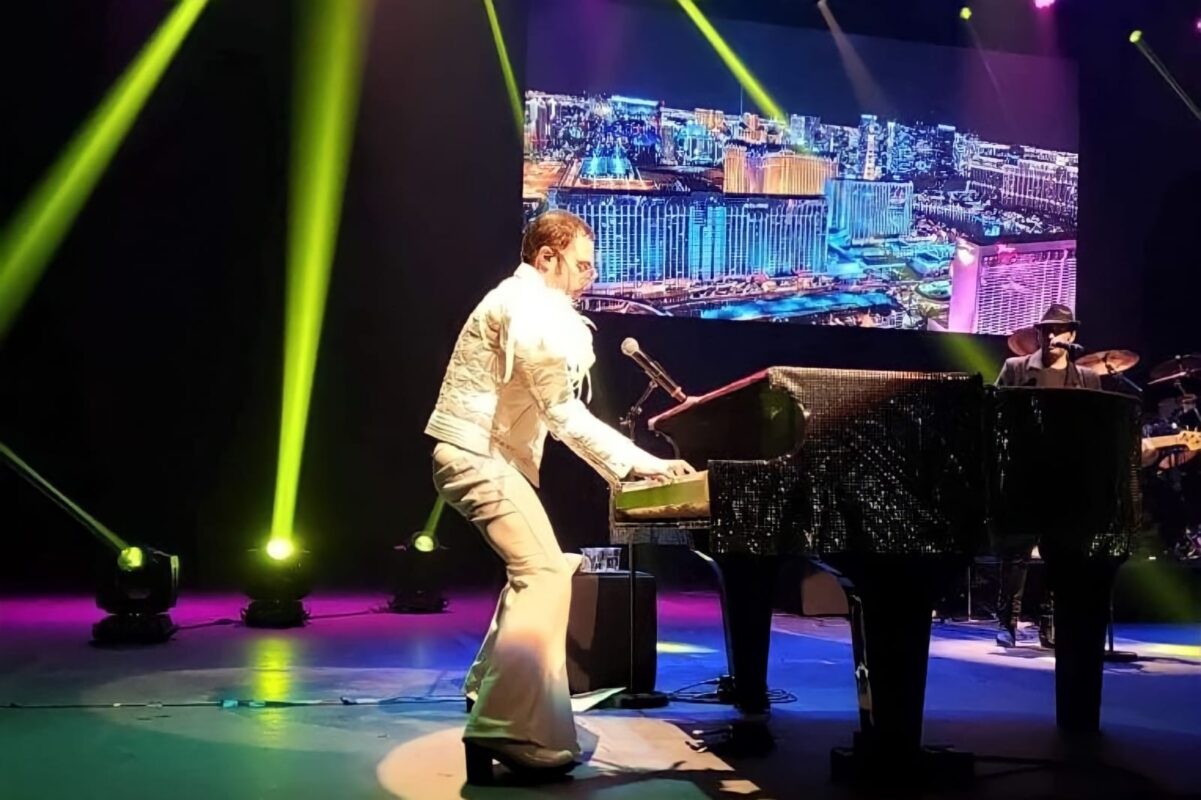 Cover de Elton John tocando piano