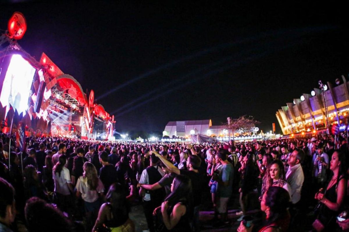 Público no festival sertanejo