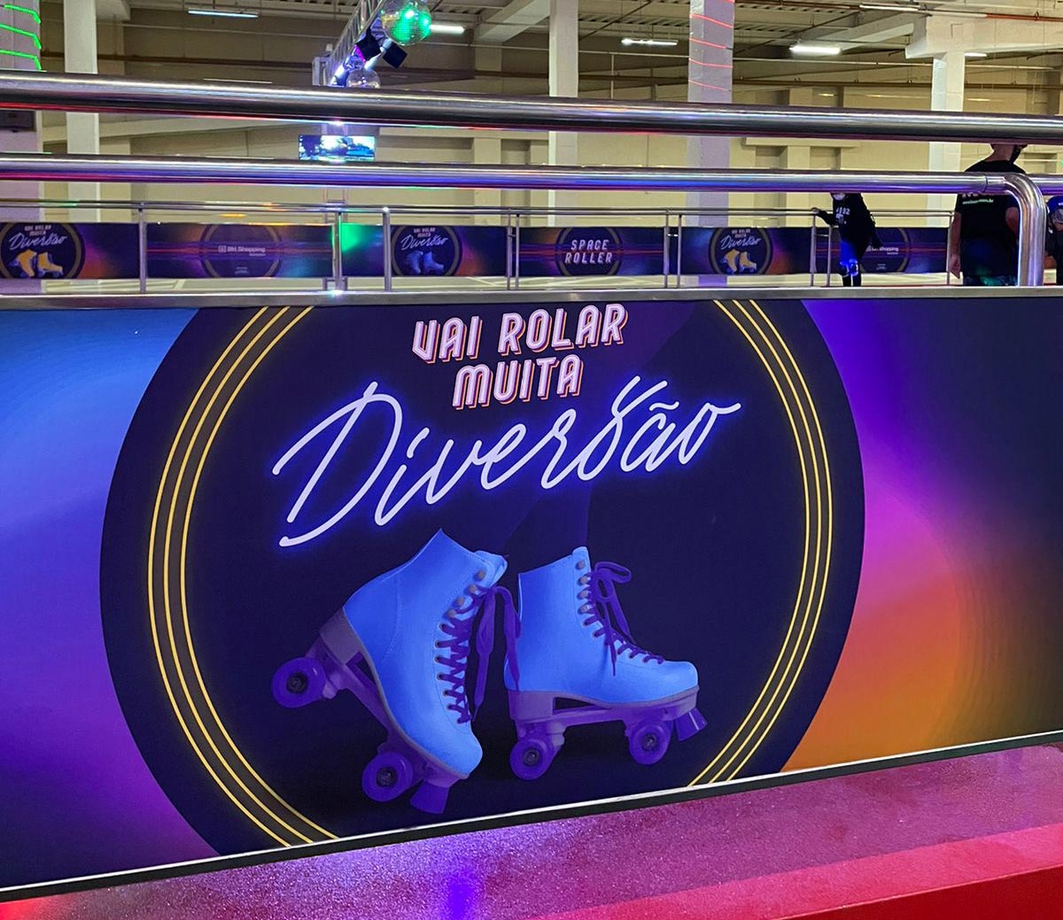 Roller Dancing: volte aos anos 80 com essa pista de patinação e