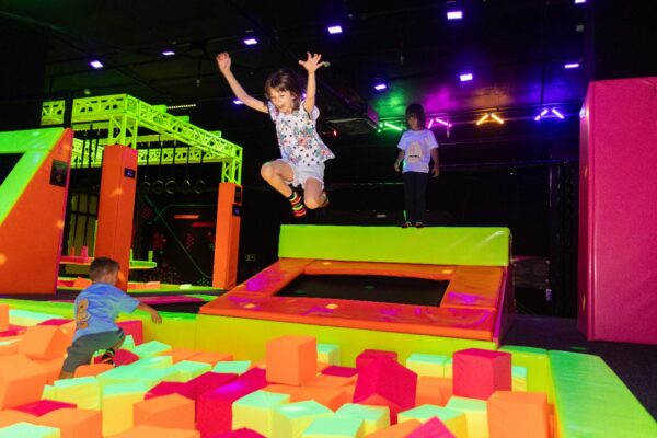 "Crianças se divertindo nos trampolins do Vila Trampolim Park nas férias de julho